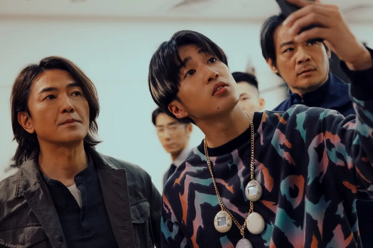 In *Million Flower Detective*, Detective Chen Chia-jen is thrust into a case that feels less like homicide and more like prophecy. A shadowy tarot reader known as Baba the Witch has taken the internet by storm, her livestreamed readings mesmerizing millions. But fascination turns to terror when her cards begin foretelling the deaths of high-profile influencers—predictions that come true with chilling precision. As panic spreads across a fame-obsessed digital world, Chen must navigate superstition, spectacle, and the seductive power of belief. Is Baba a calculating killer hiding behind mysticism, or something far more dangerous—a prophet no one can stop?